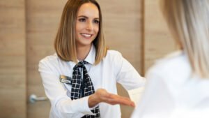 Pourquoi la formation est essentielle pour devenir hôtesse d’accueil ?